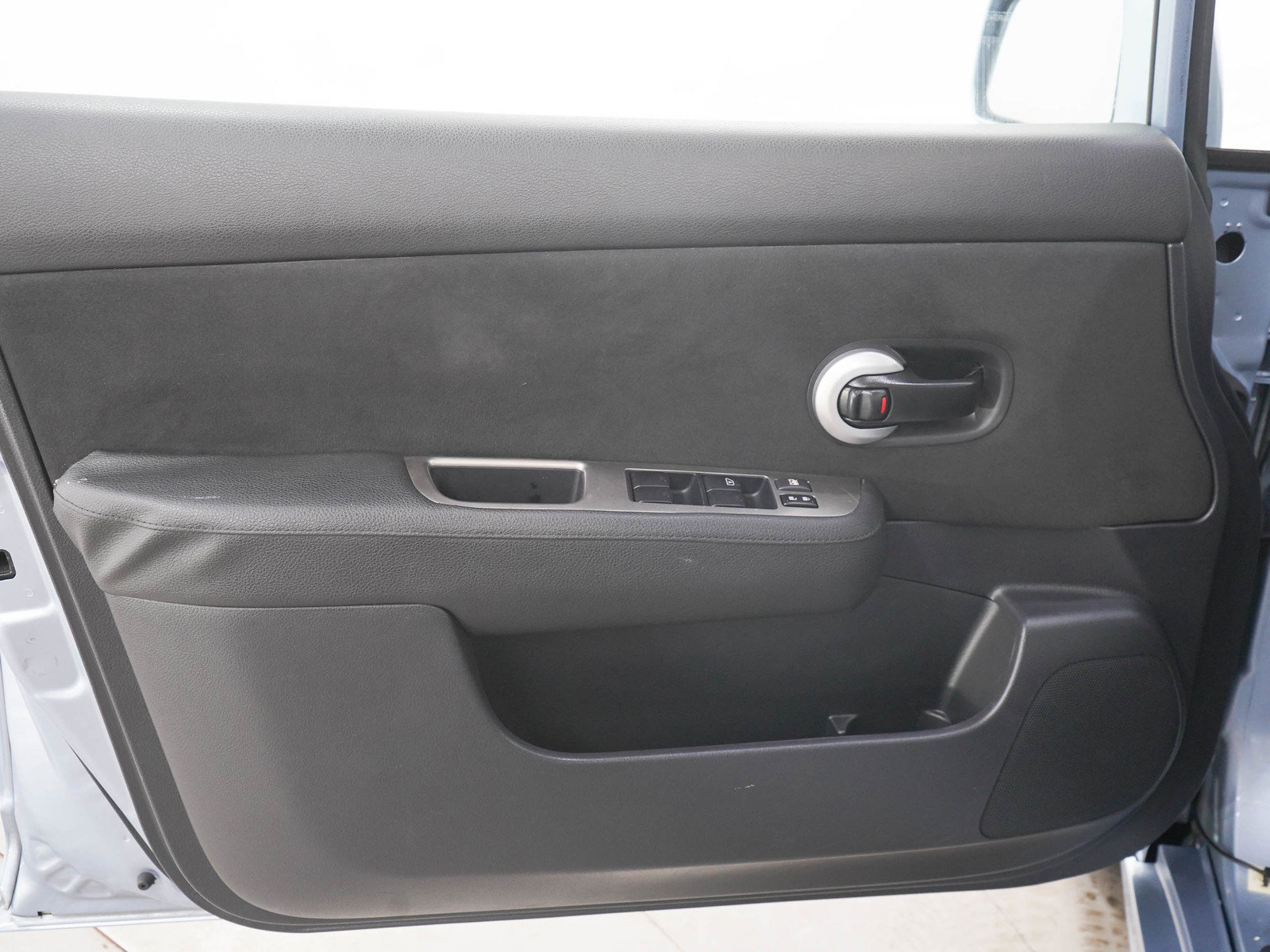 Used 2011 Nissan Versa Hatchback w/ Premium Pkg FWD image 18