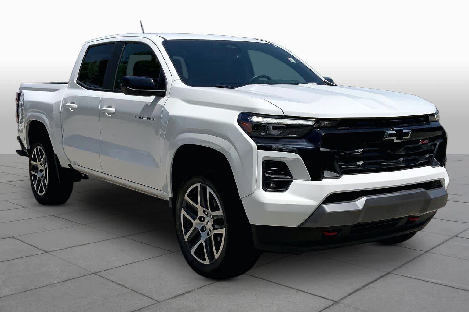 Used 2024 Chevrolet Colorado Z71 w/ Z71 Convenience Package 2 AWD/4WD image 3