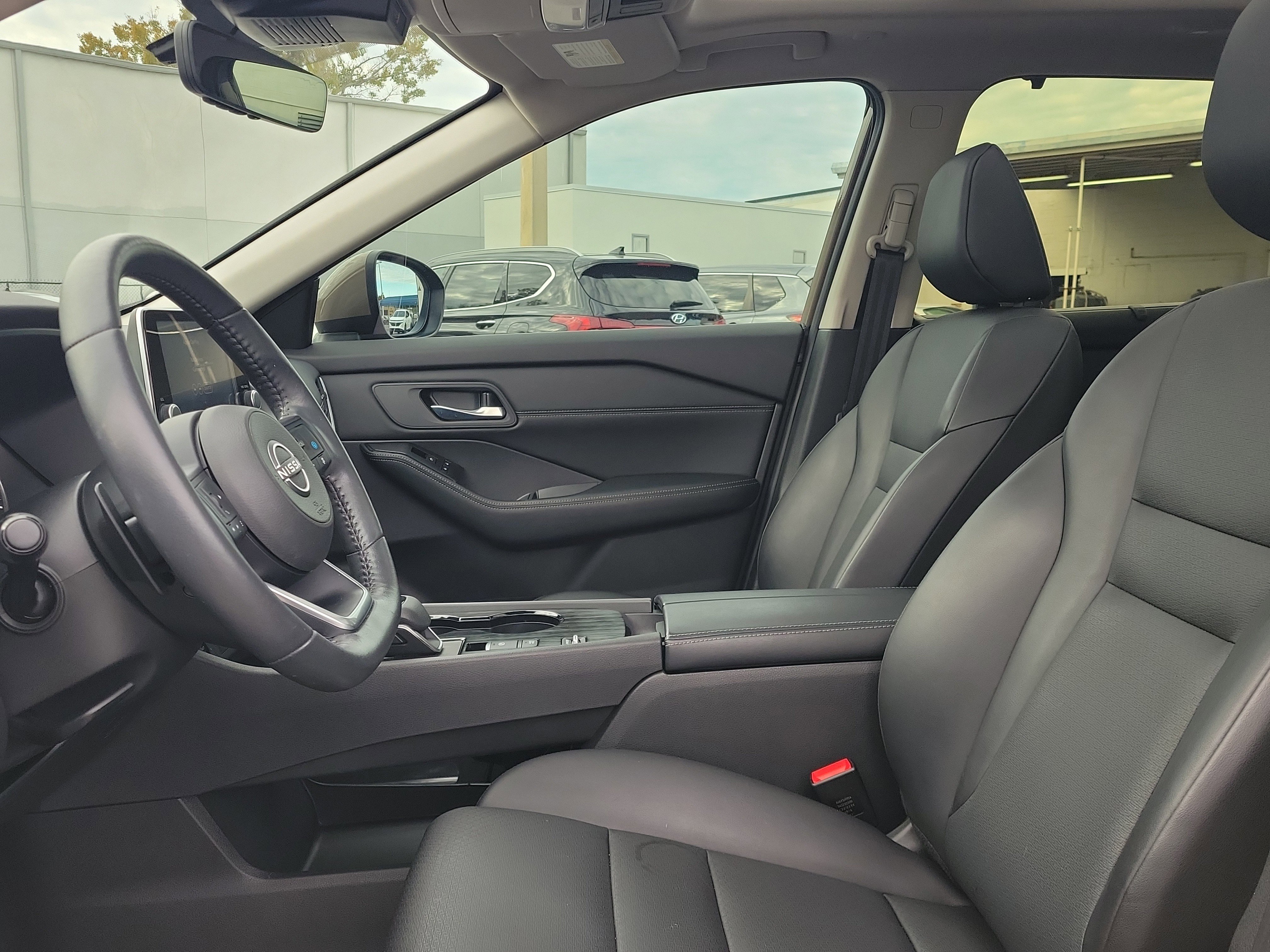 Used 2024 Nissan Rogue SV w/ SV Premium Package image 23