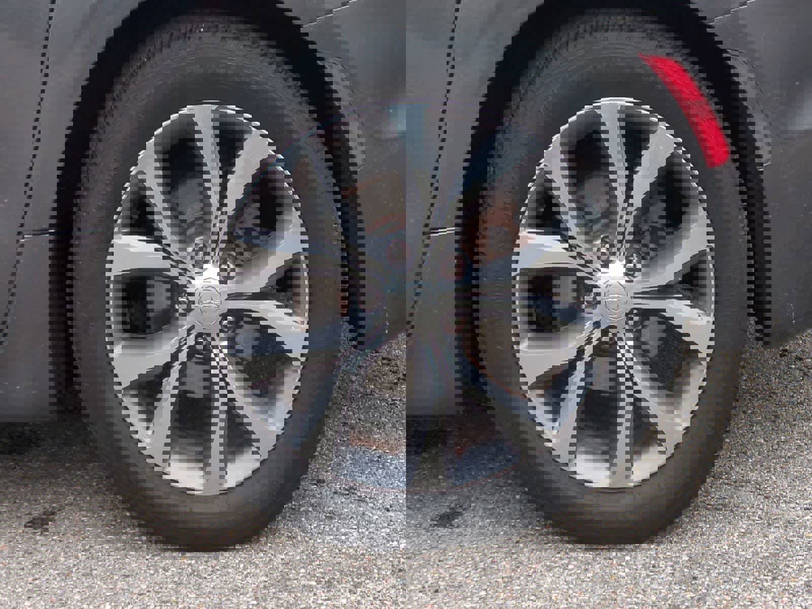 Used 2018 Chrysler Pacifica Limited w/ Tire & Wheel Group FWD image 14