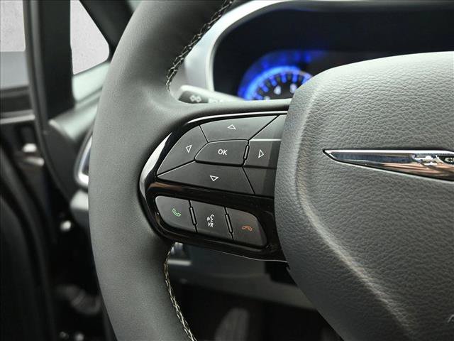 Used 2025 Chrysler Pacifica Limited FWD image 15