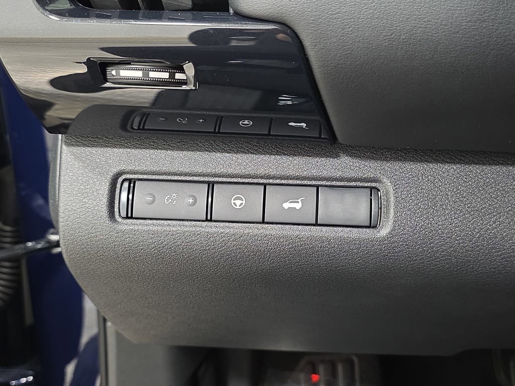 Used 2025 Nissan Pathfinder SV image 26