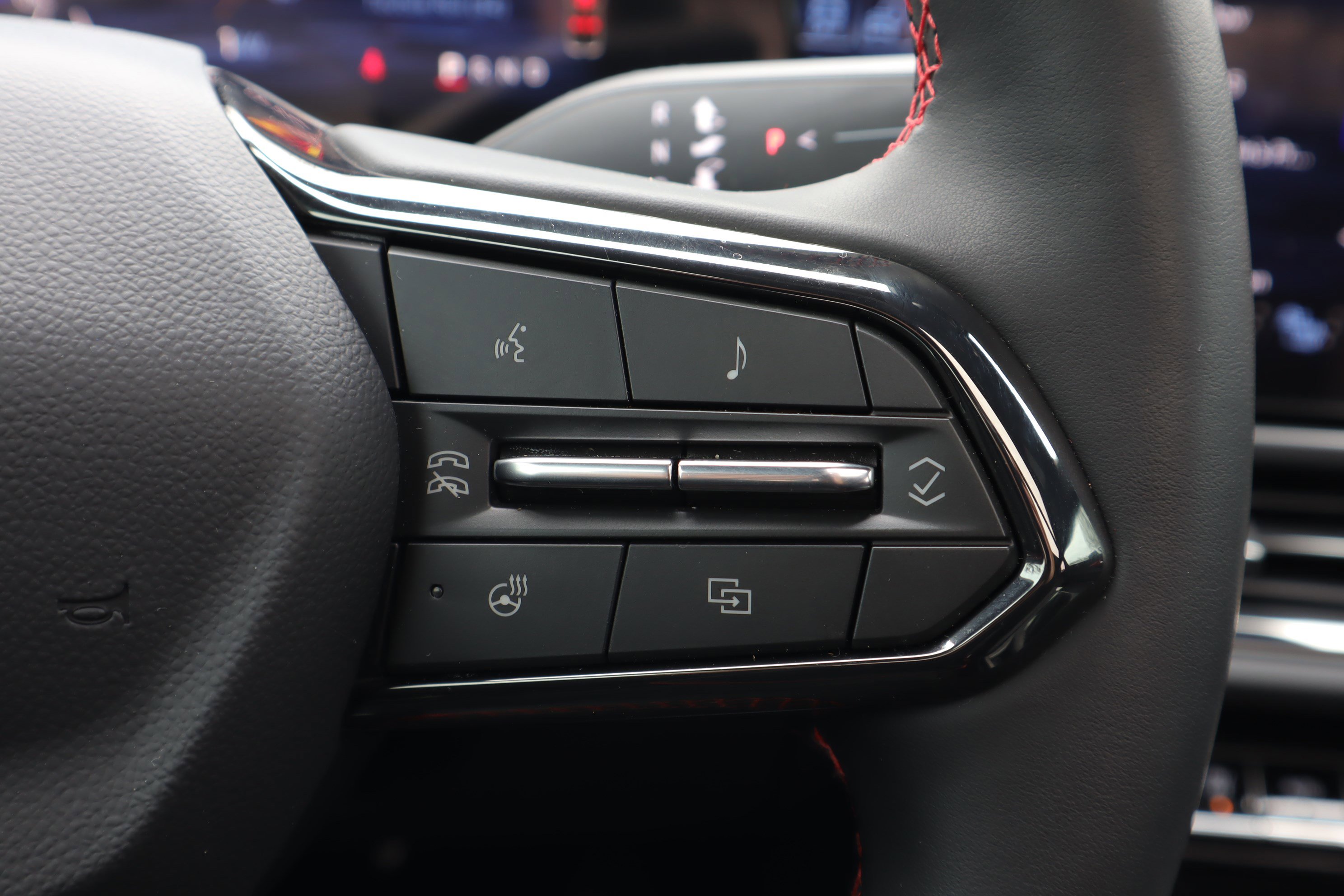 Used 2025 Chevrolet Equinox EV RS w/ Convenience Package II image 17