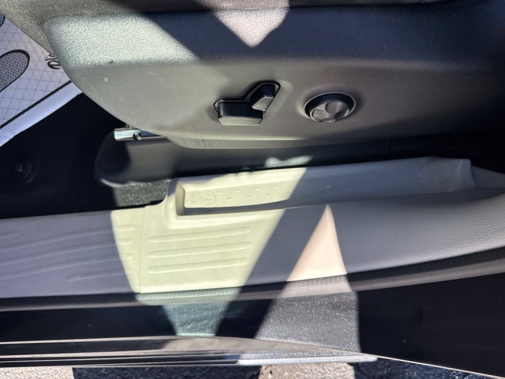 Used 2022 Chrysler Voyager LX FWD image 18