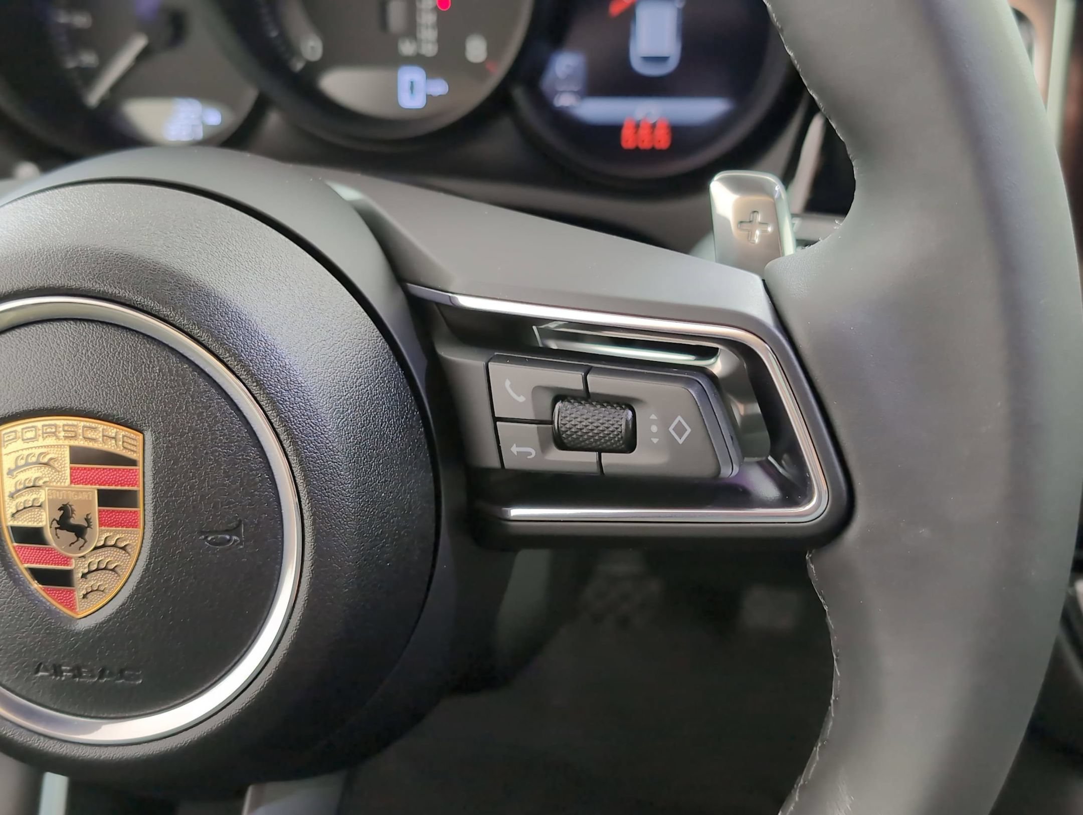 Certified 2025 Porsche Macan AWD/4WD image 32