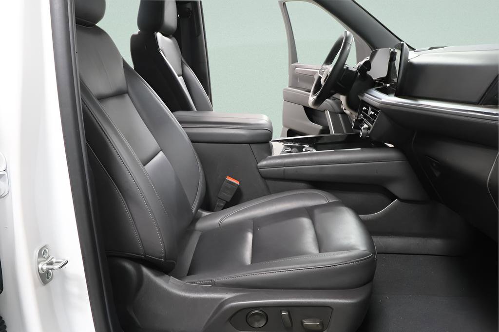 Used 2025 Chevrolet Suburban Z71 image 27