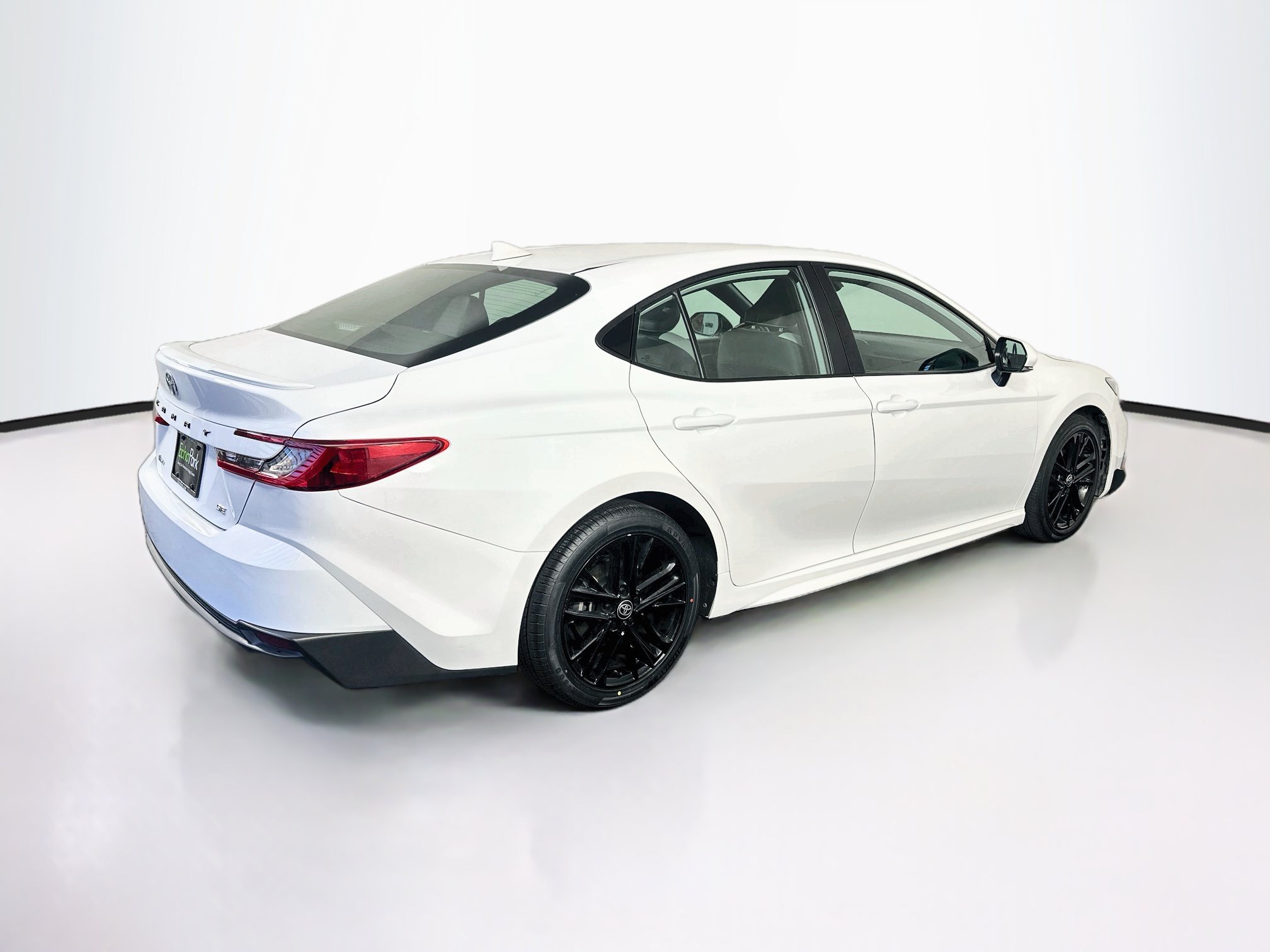 Used 2025 Toyota Camry SE FWD image 9