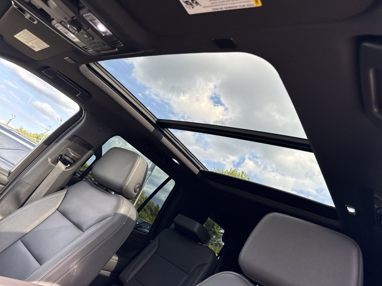 Used 2024 Chevrolet Tahoe Z71 w/ Luxury Package AWD/4WD image 23