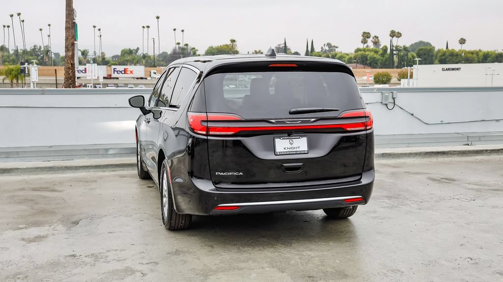 New 2027 Chrysler Pacifica Select FWD image 7