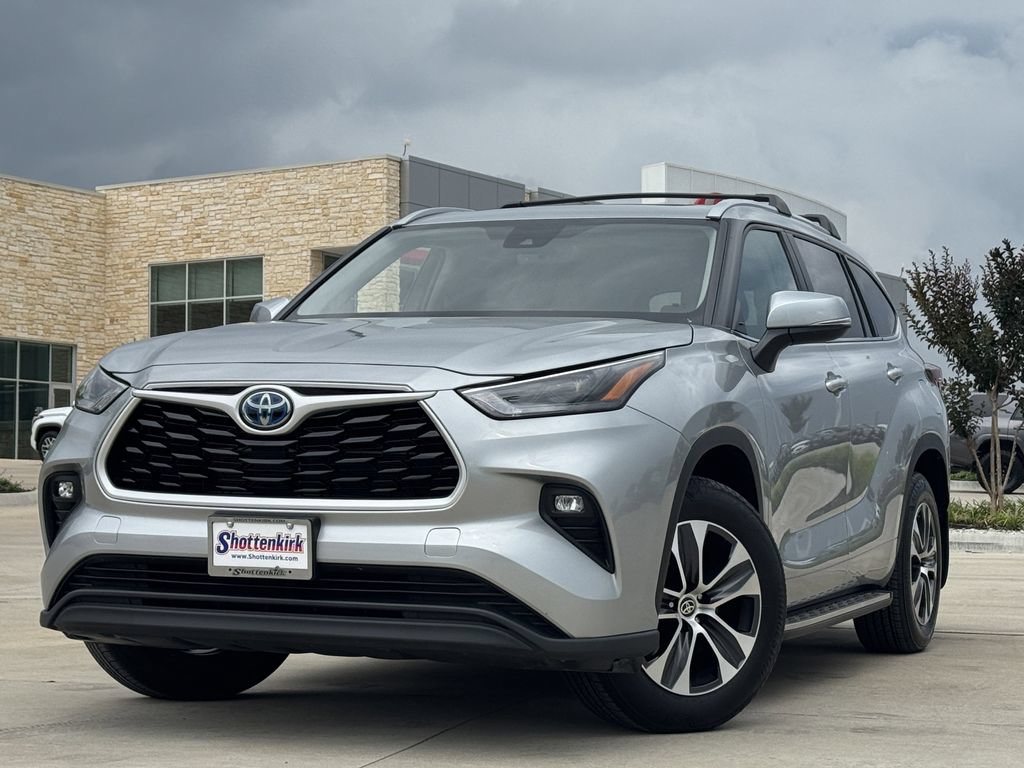 Used 2024 Toyota Highlander XLE AWD/4WD image 3