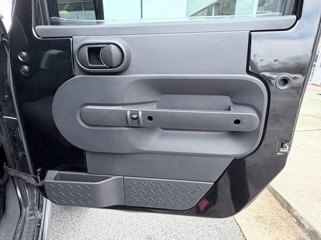 Used 2009 Jeep Wrangler Unlimited Rubicon w/ Dual Top Group image 22