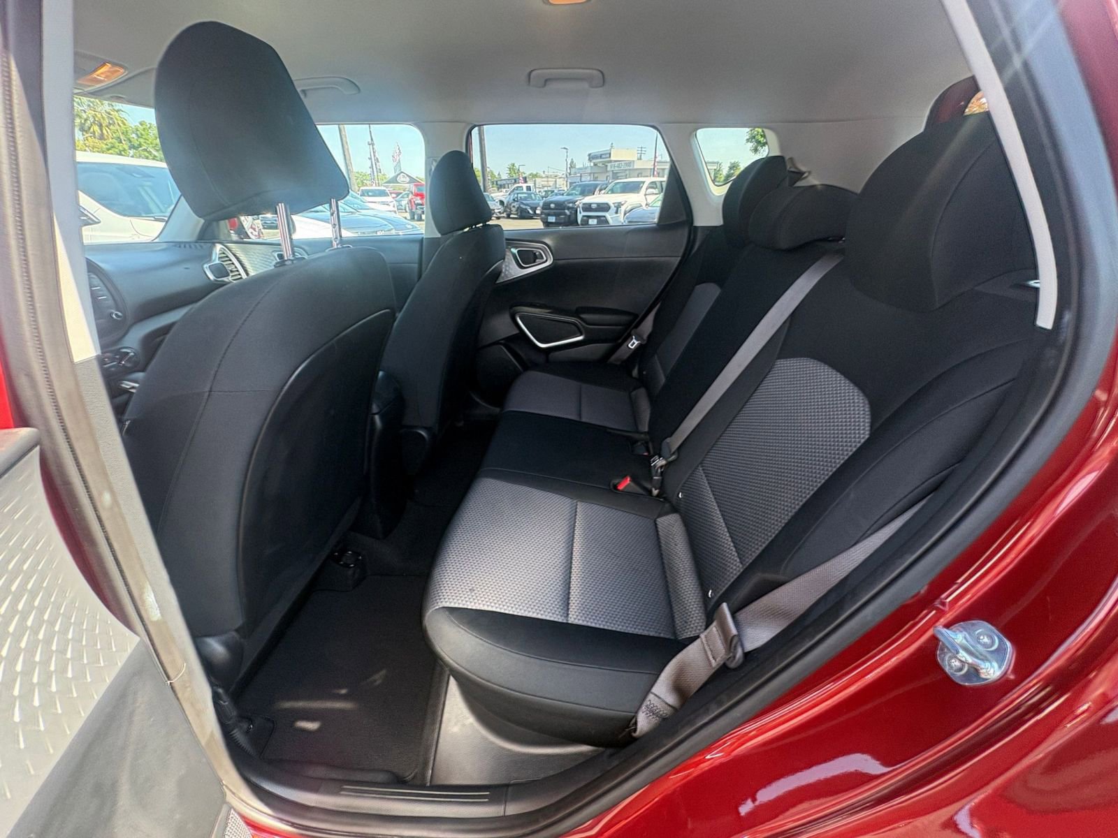 Used 2025 Kia Soul LX w/ LX Technology Package FWD image 23