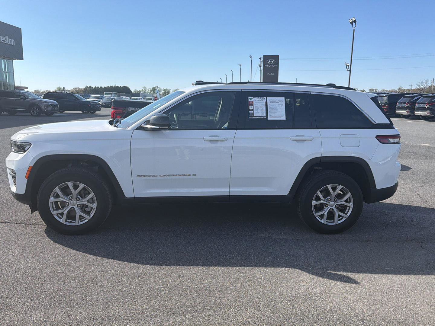 Used 2023 Jeep Grand Cherokee Limited image 2