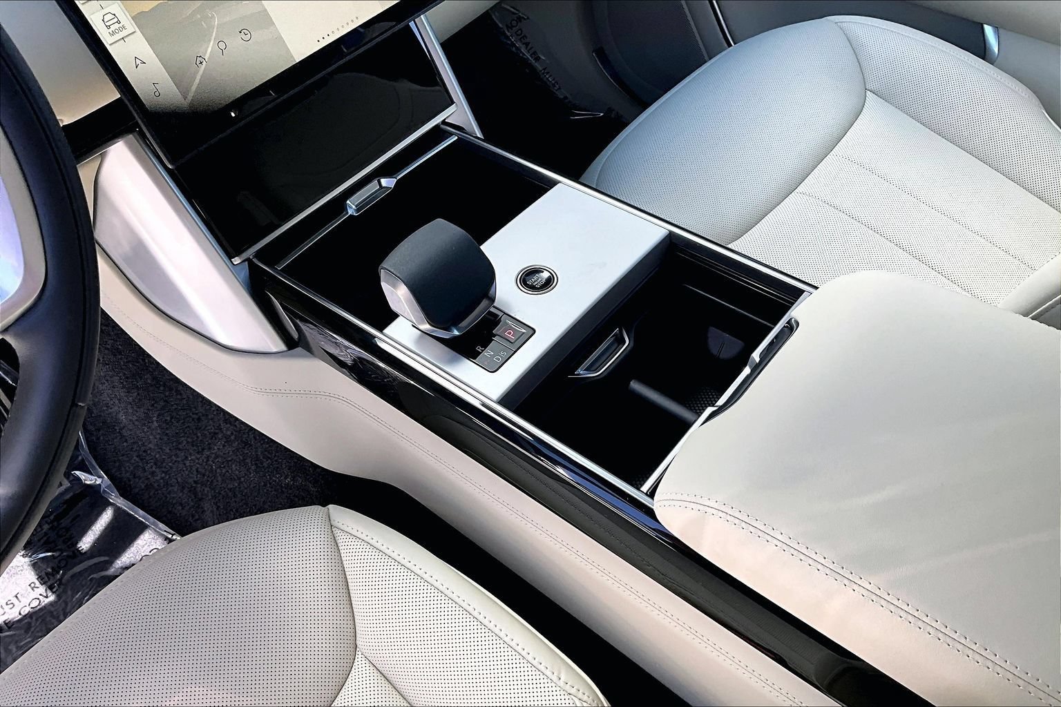 New 2026 Land Rover Range Rover Long Wheelbase SE AWD/4WD image 8
