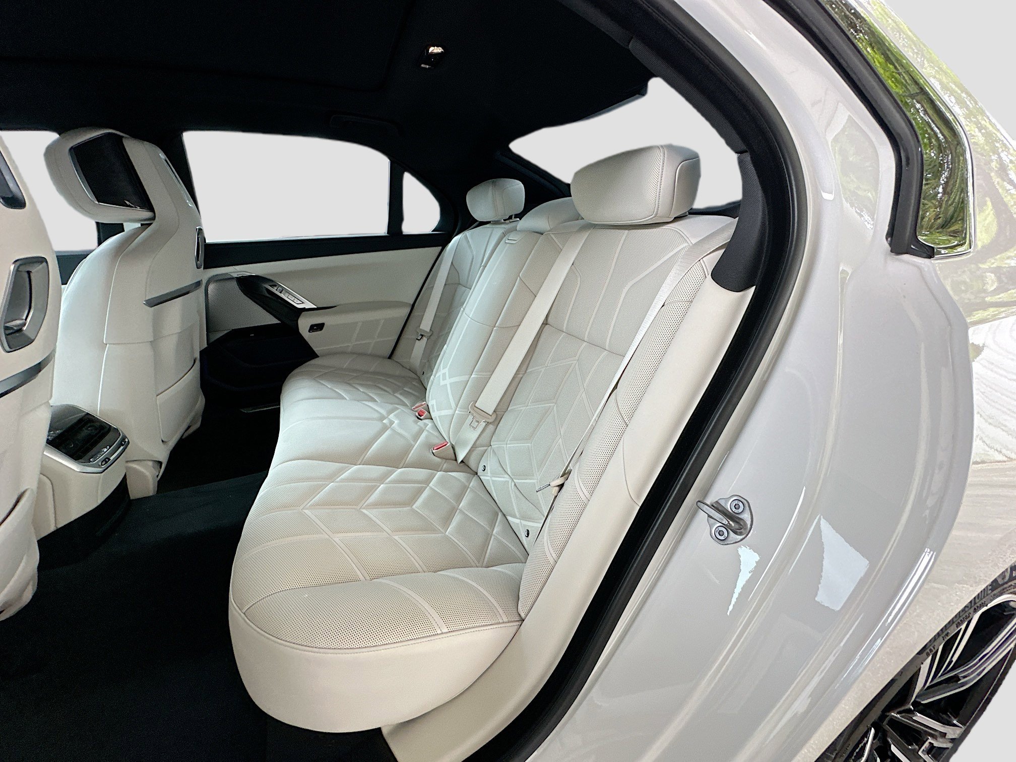 Used 2023 BMW 740i w/ Executive Package image 26