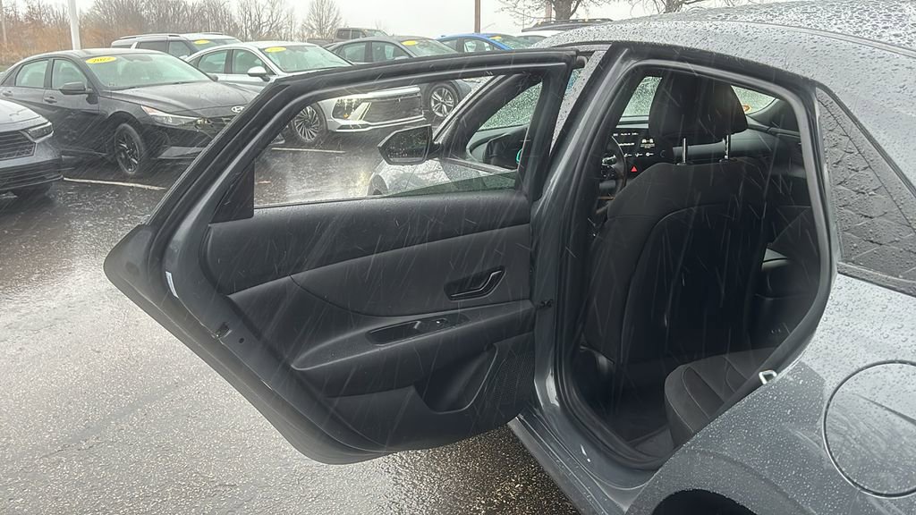 Used 2025 Hyundai Elantra Sport image 28