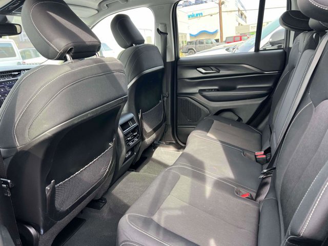 Used 2023 Jeep Grand Cherokee Laredo image 13