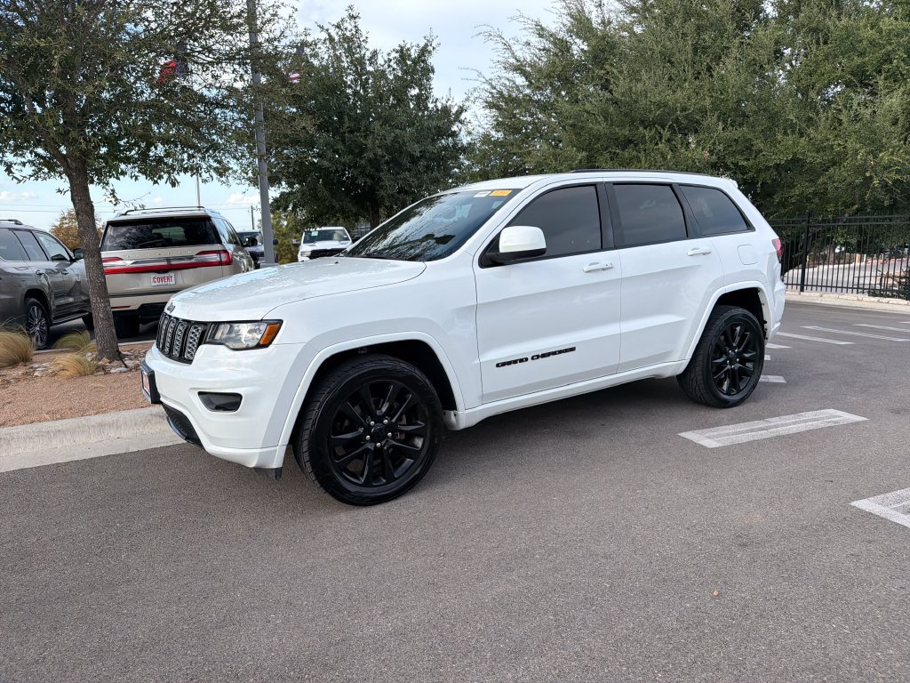 Used 2017 Jeep Grand Cherokee Altitude AWD/4WD image 3