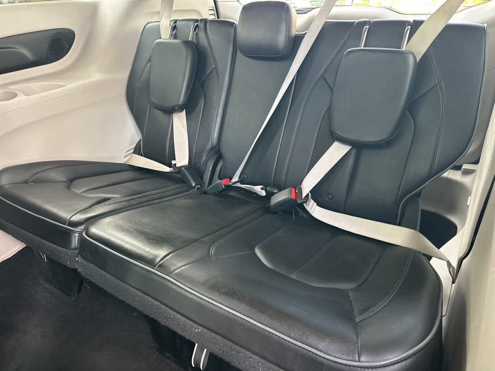 Used 2018 Chrysler Pacifica Limited w/ Advanced Safetytec Group FWD image 16
