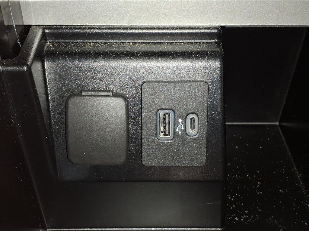 Used 2022 Ford Explorer XLT w/ Equipment Group 202A AWD/4WD image 12