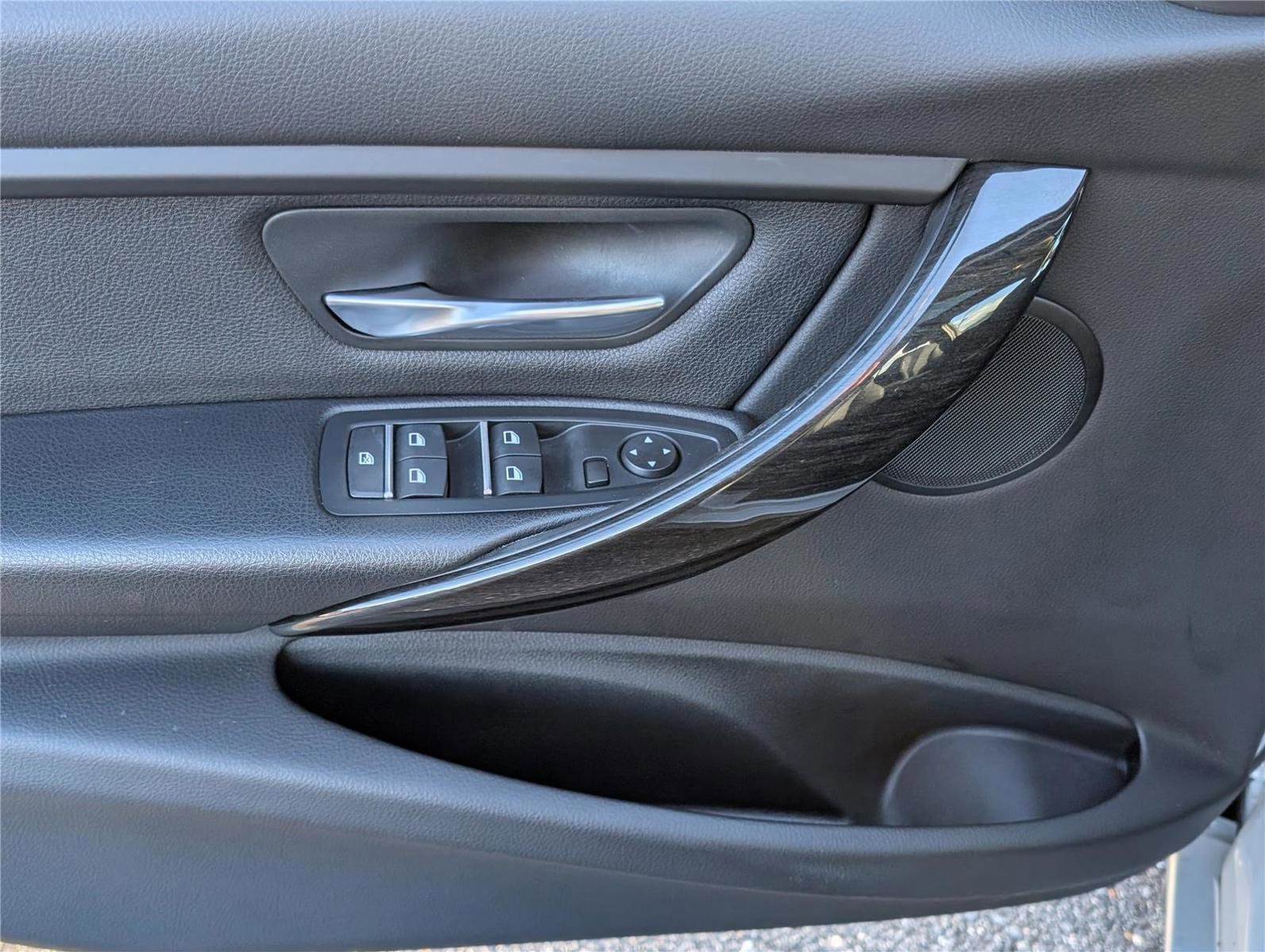 Used 2017 BMW 320i Sedan image 18