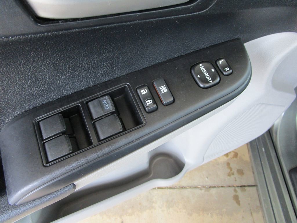 Used 2012 Toyota Camry L image 18