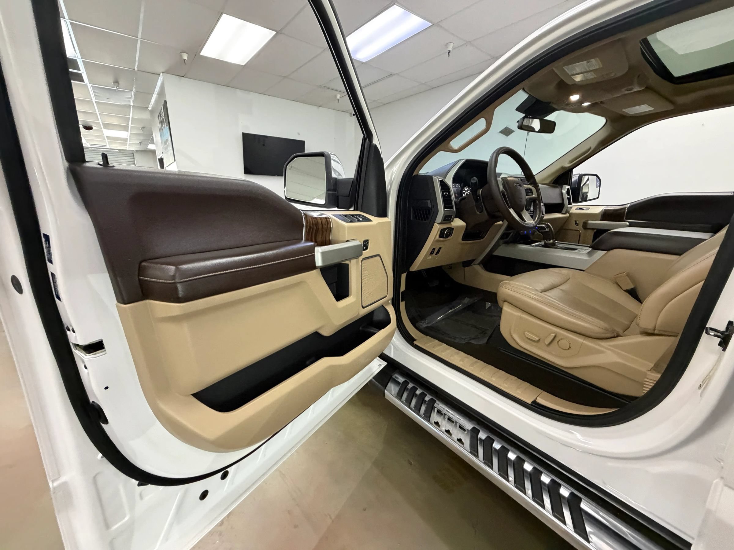 Used 2019 Ford F150 Lariat w/ Equipment Group 502A Luxury AWD/4WD image 20