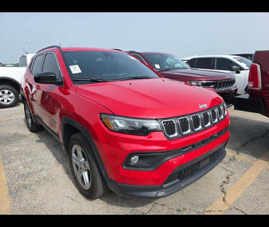 Used 2024 Jeep Compass Latitude w/ Sun and Sound Group AWD/4WD image 1