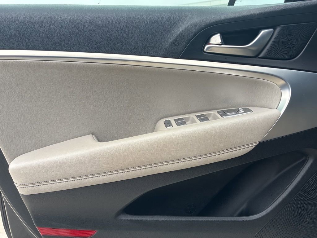 Used 2023 Genesis G70 2.0T image 14