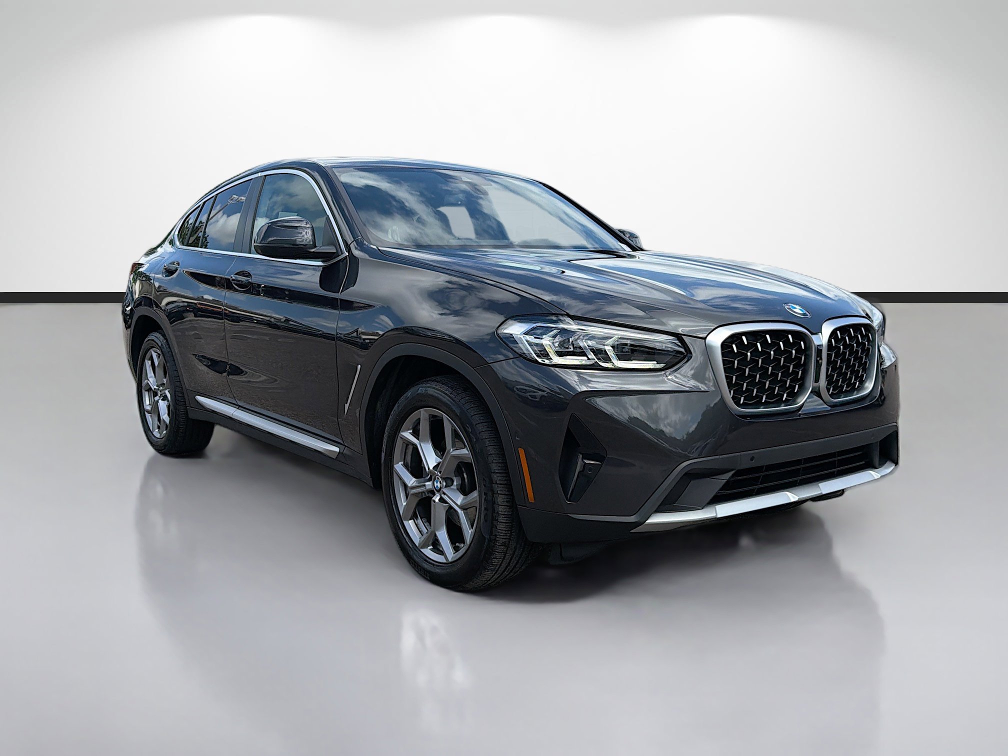 Used 2025 BMW X4 xDrive30i image 1