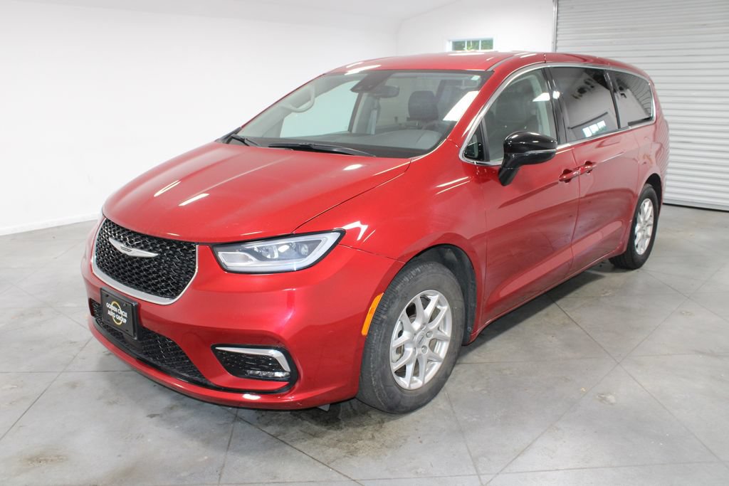 Used 2024 Chrysler Pacifica Touring-L FWD image 4