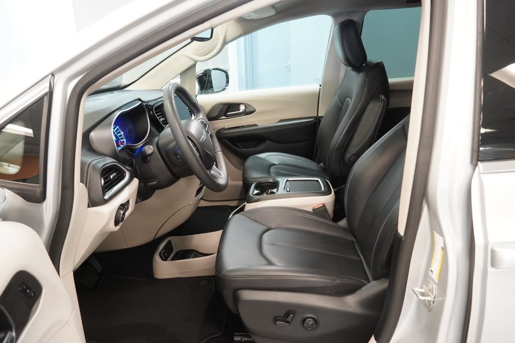Used 2024 Chrysler Pacifica Limited FWD image 4