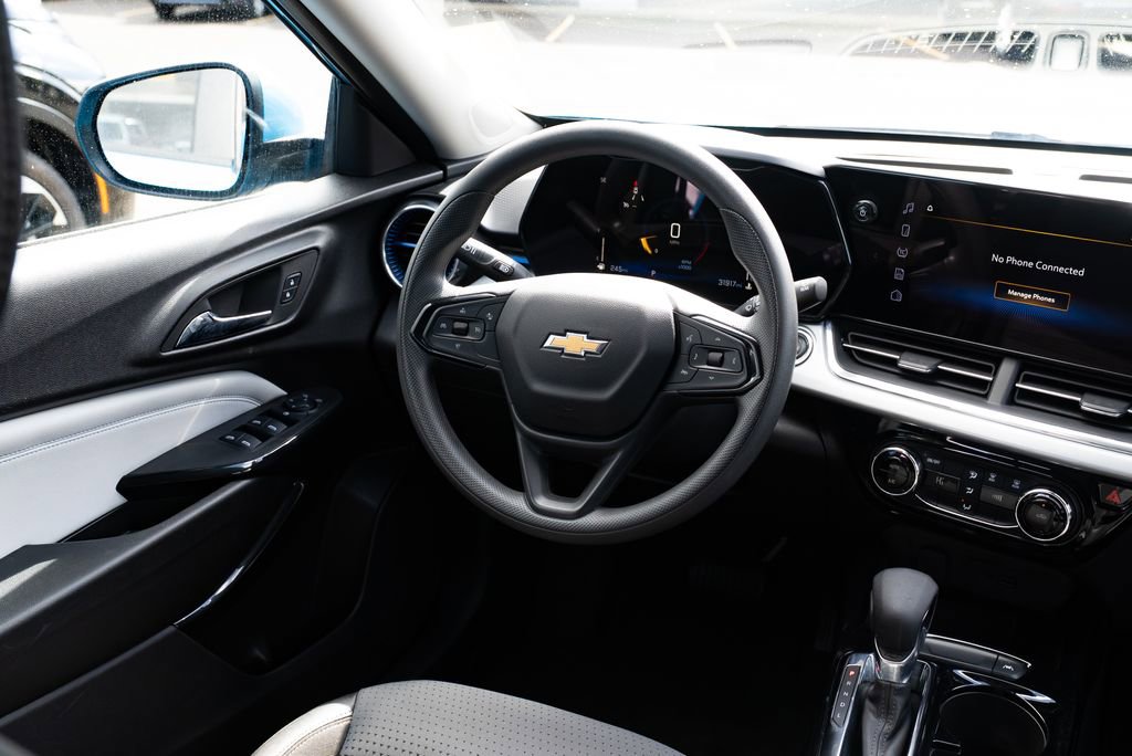 Used 2025 Chevrolet Trax LT image 9