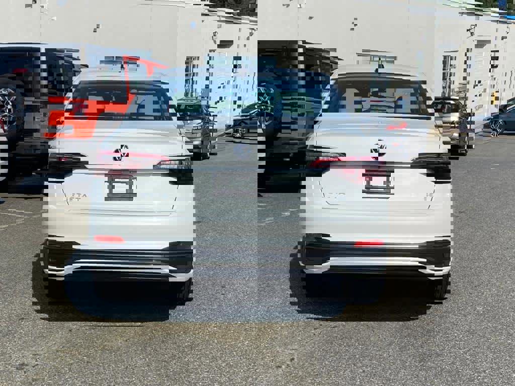 Used 2024 Volkswagen Jetta SE image 4