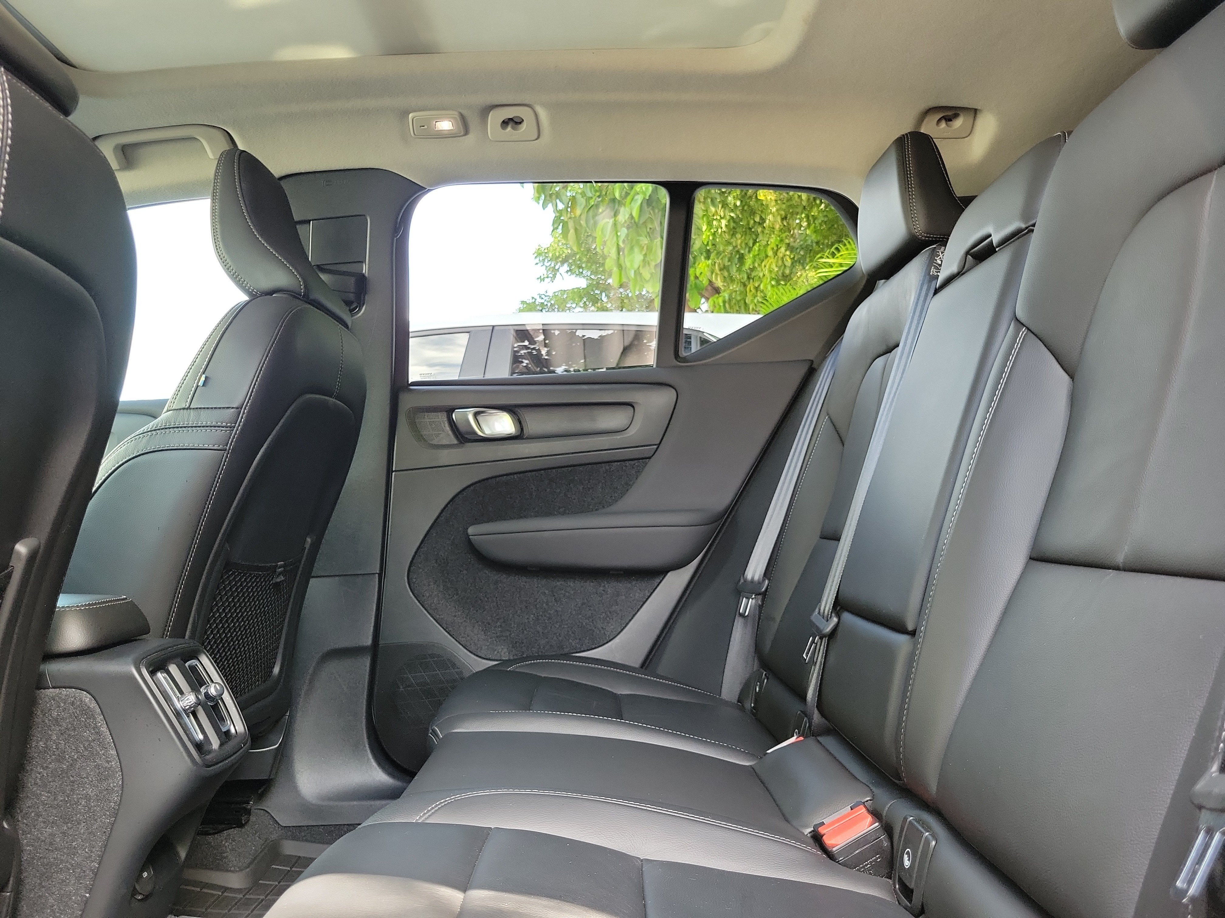 Used 2023 Volvo XC40 B5 Plus w/ Driver Assist Package AWD/4WD image 11
