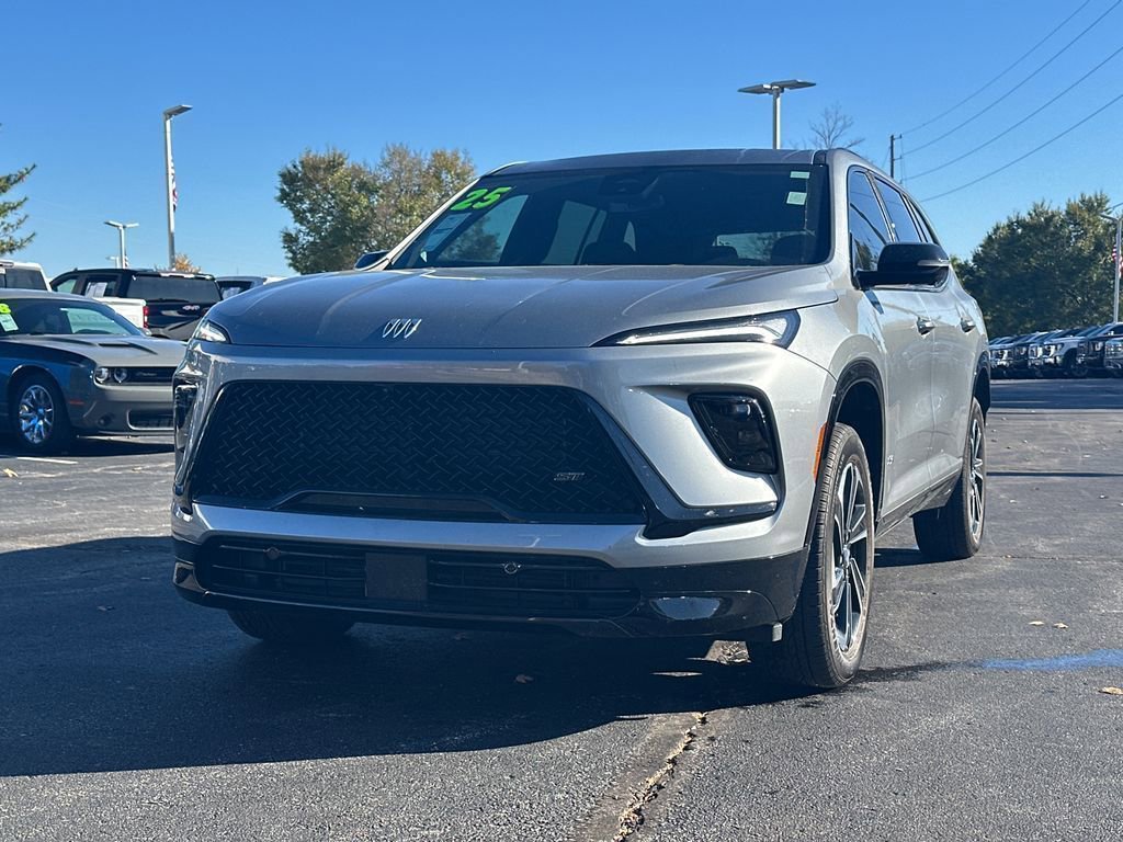 Used 2025 Buick Enclave Sport Touring image 2