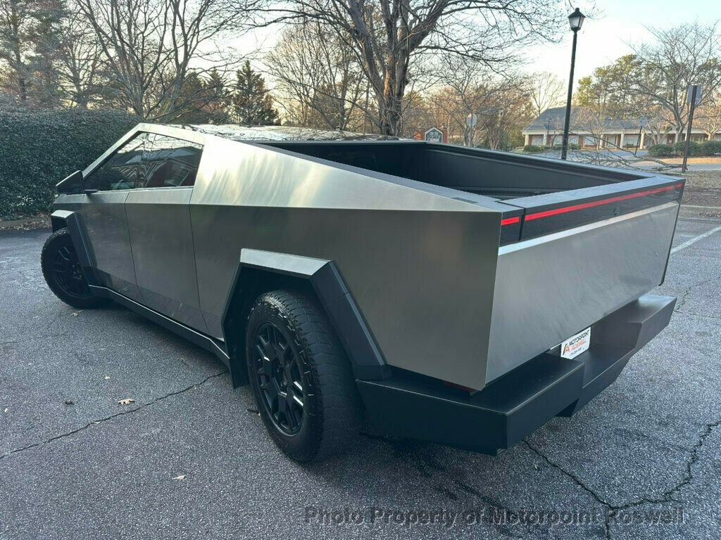 Used 2024 Tesla Cybertruck AWD Crew Cab image 4