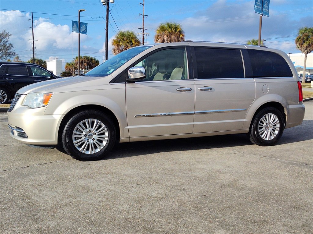 Used 2012 Chrysler Town & Country Limited w/ Luxury Group image 3