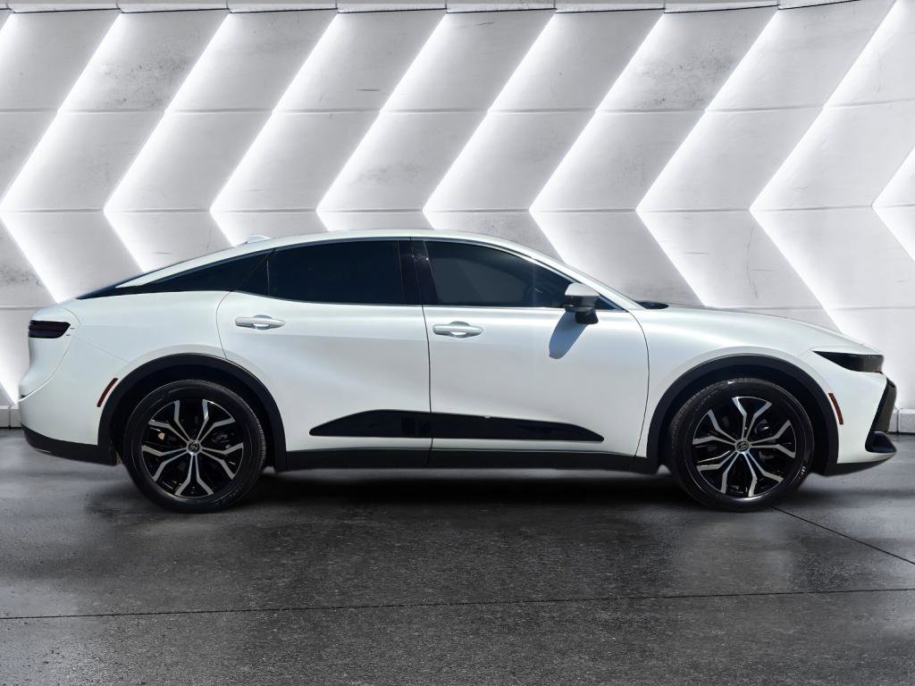 Used 2023 Toyota Crown Limited image 8