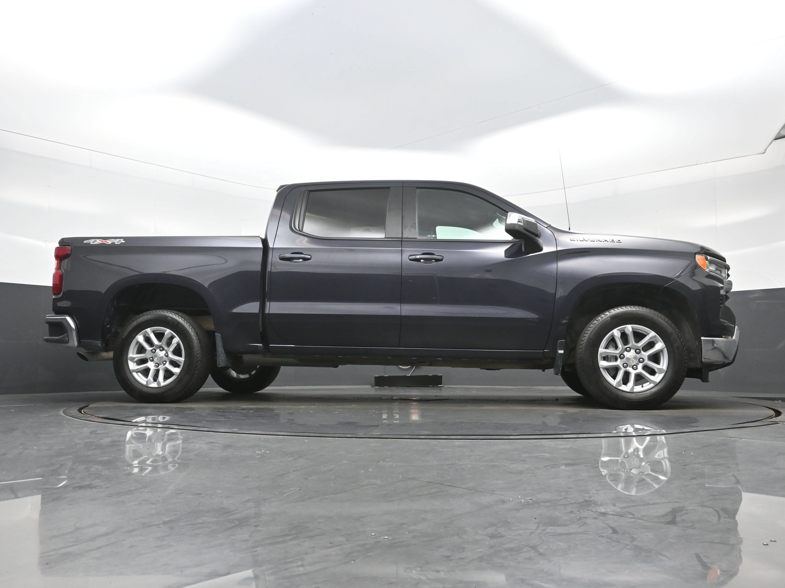 Used 2024 Chevrolet Silverado 1500 LT AWD/4WD image 31