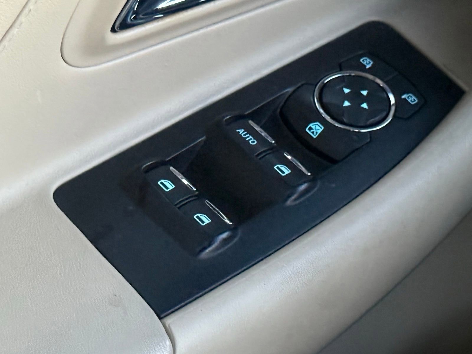 Used 2015 Ford Taurus SE FWD image 30