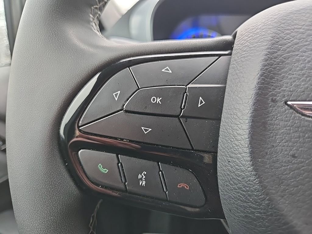 Used 2025 Chrysler Pacifica Limited image 40