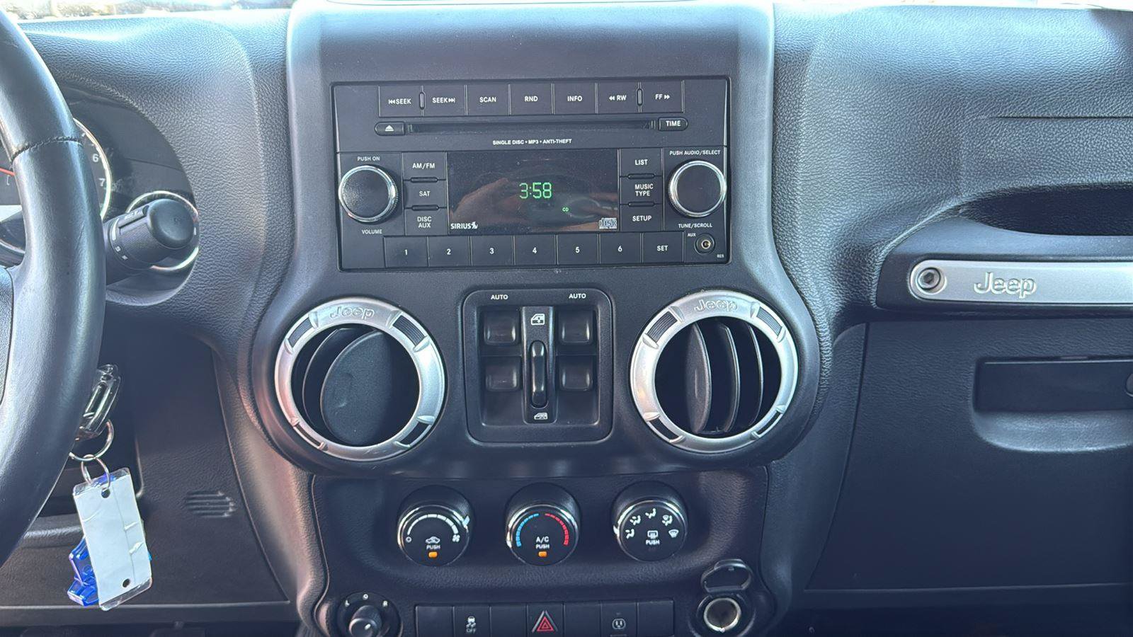 Used 2015 Jeep Wrangler Unlimited Rubicon w/ Max Tow Package AWD/4WD image 15