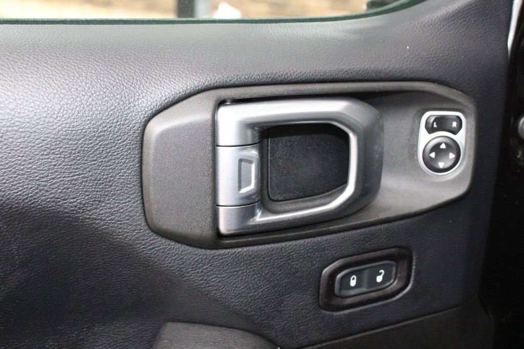 Used 2018 Jeep Wrangler Unlimited Sahara AWD/4WD image 22