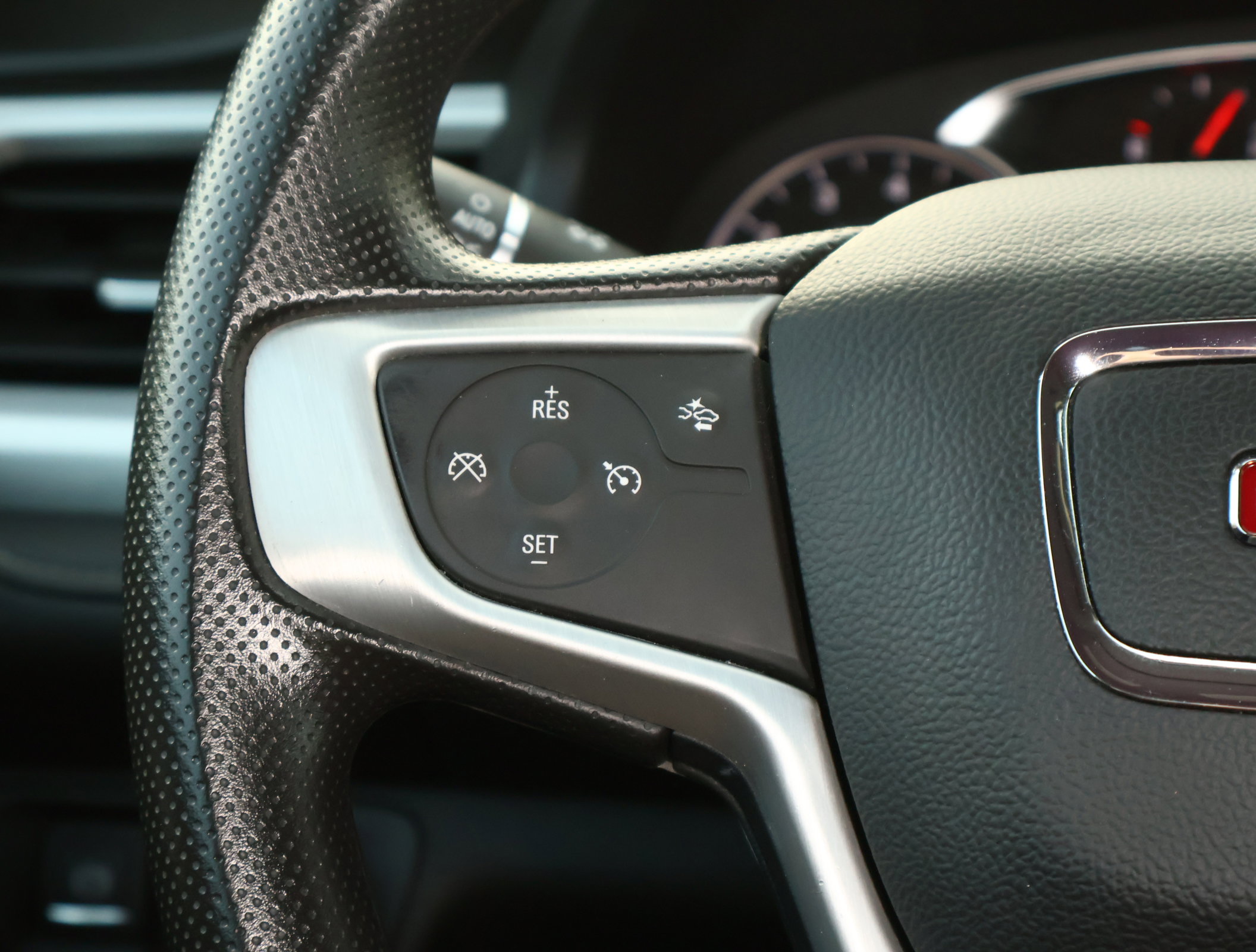 Used 2023 GMC Acadia SLE image 12