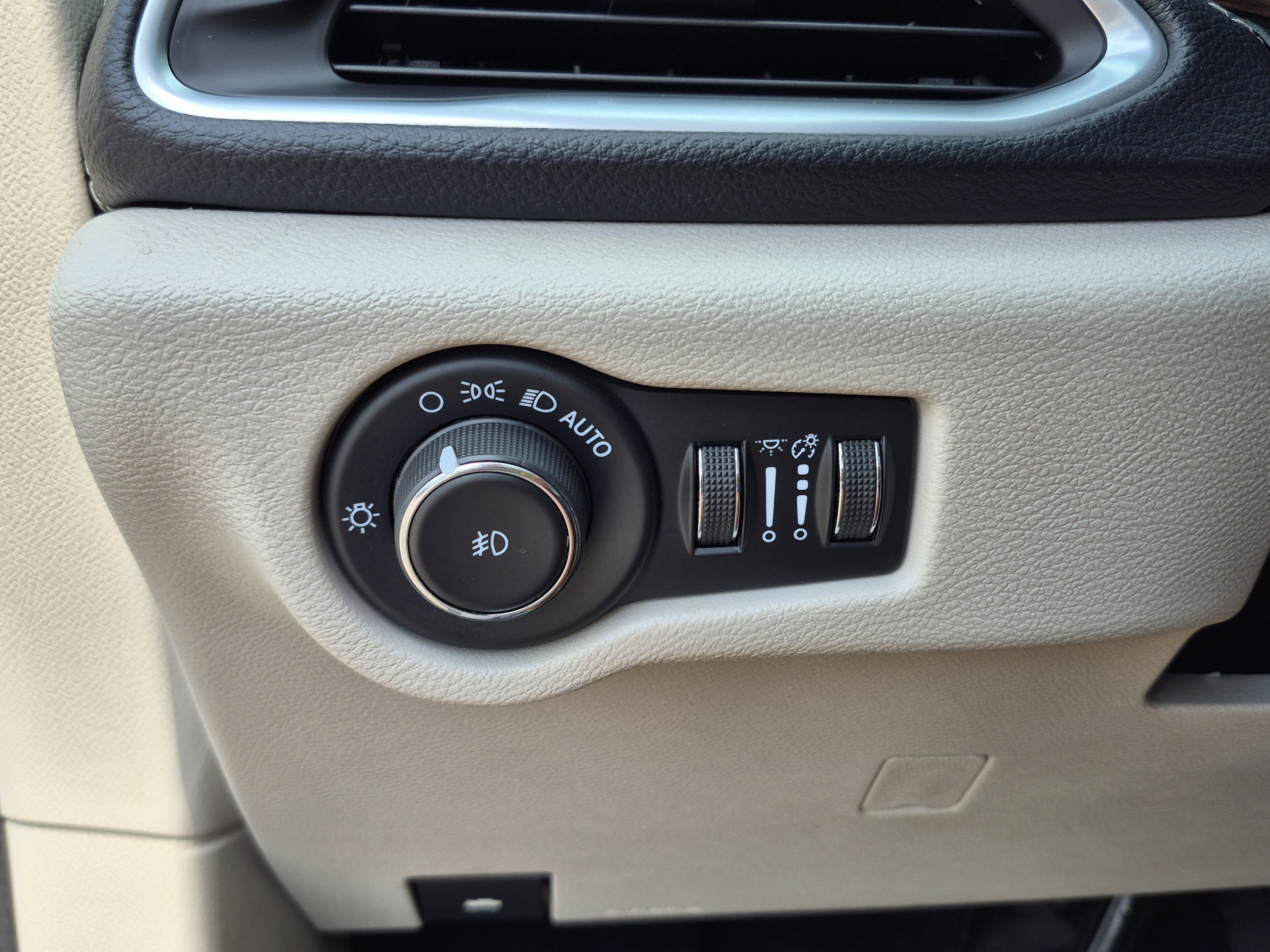 Used 2023 Chrysler Pacifica Limited FWD image 30