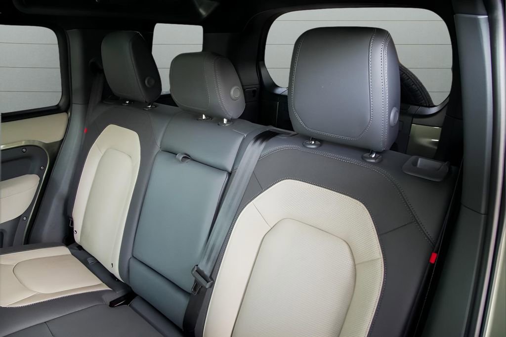 Used 2023 Land Rover Defender 110 X-Dynamic SE image 34