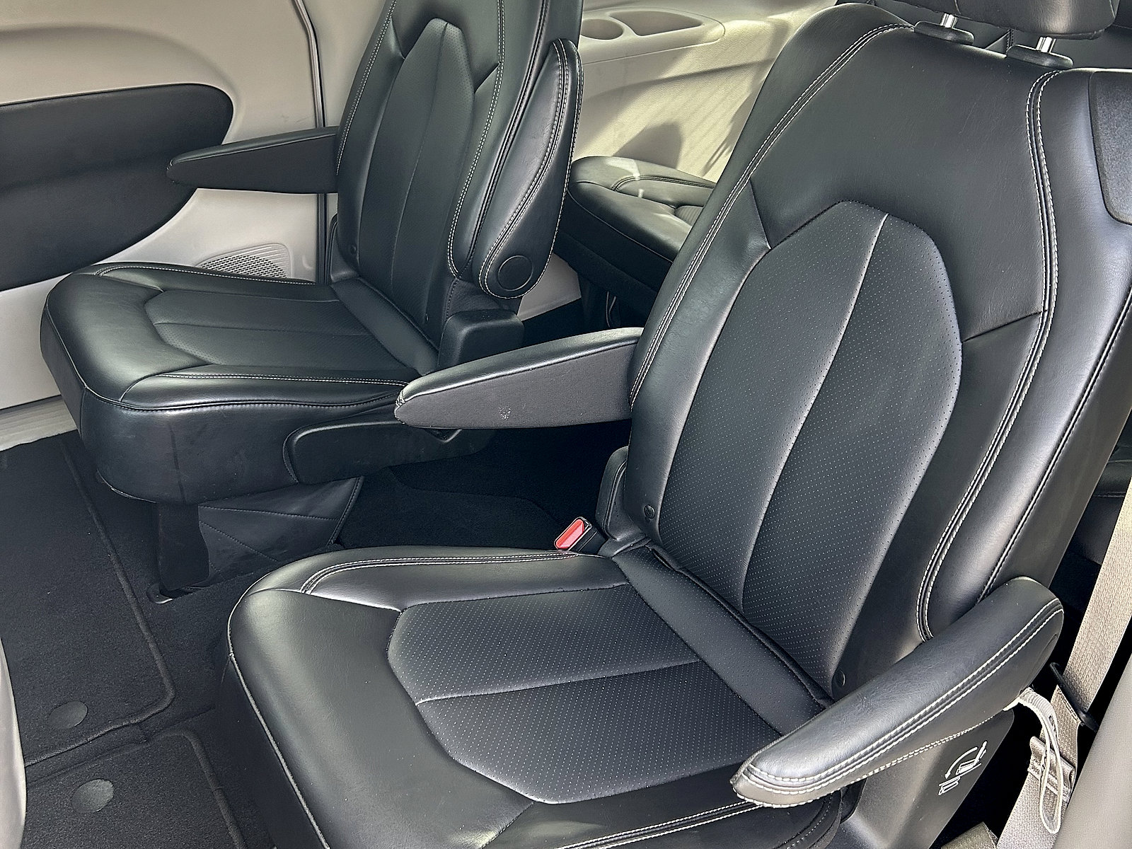 Used 2024 Chrysler Pacifica Touring-L image 7