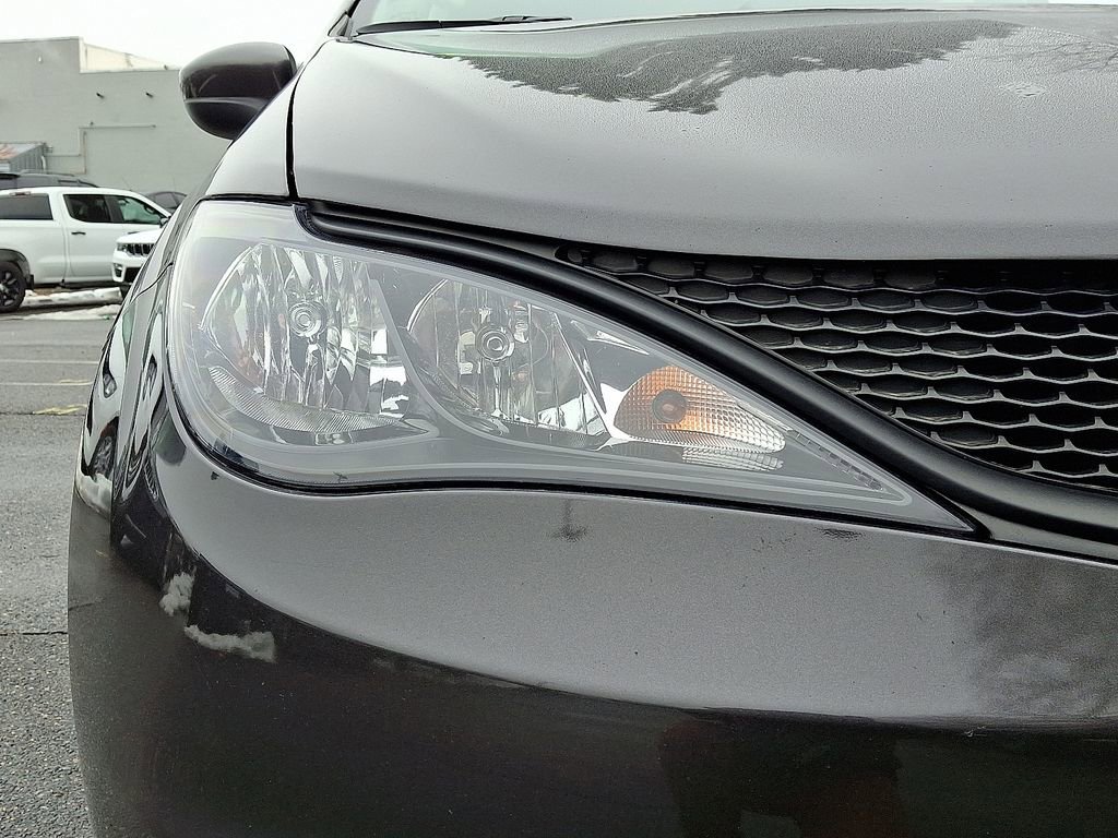 Used 2023 Chrysler Voyager LX image 9