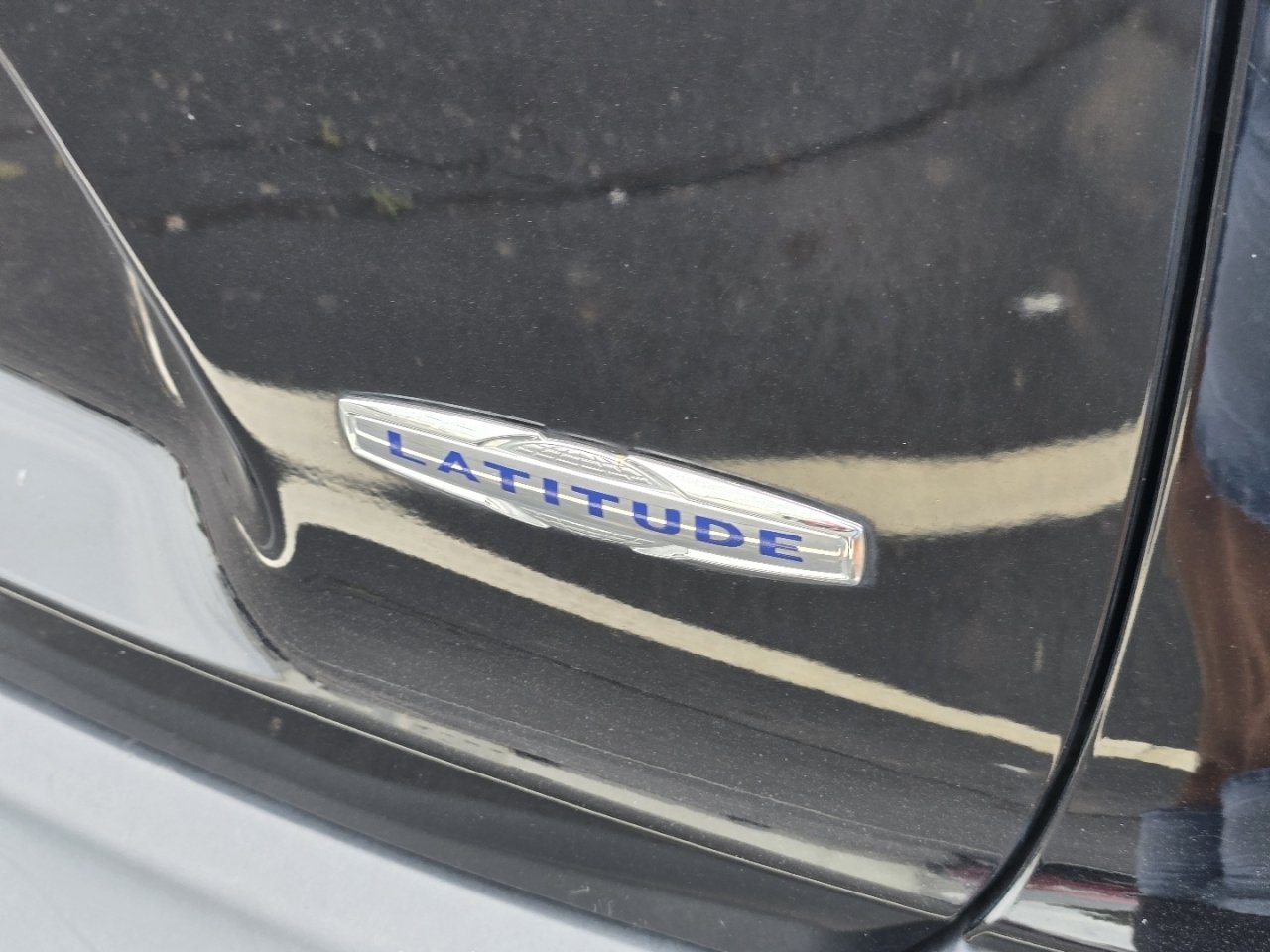 Used 2019 Jeep Cherokee Latitude Plus w/ Comfort/Convenience Group FWD image 11
